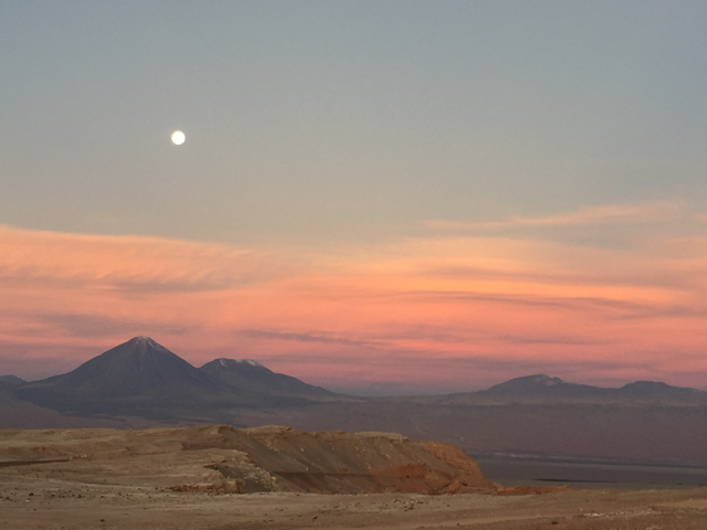 Volcán Licancabur und Láscar with full moon from Valle de la Luna