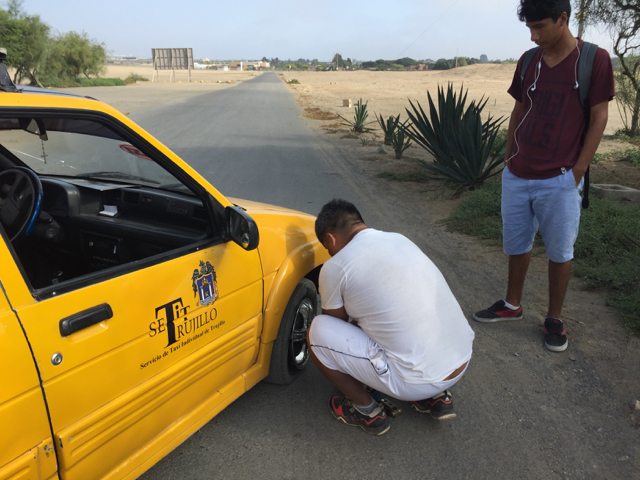 taxi flat tyre Huaca de la luna
